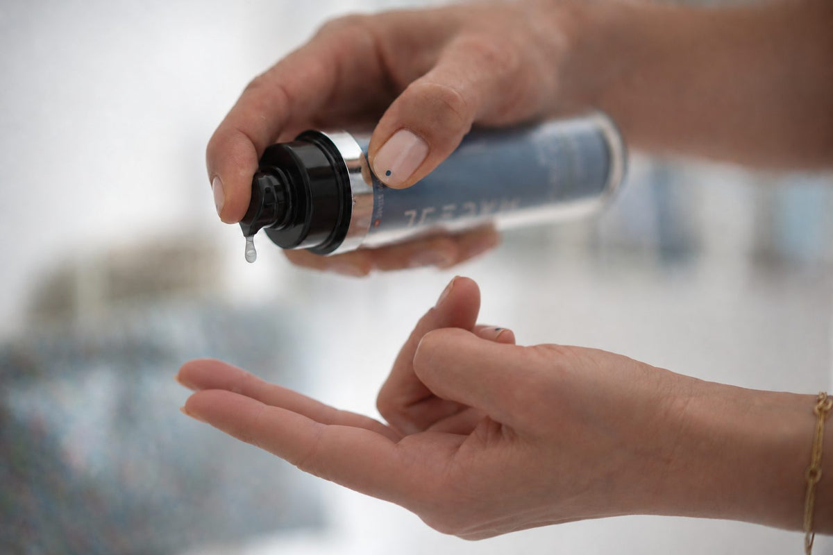 Ein Tropfen MACELL Skin CellRepair Serum auf der Hand